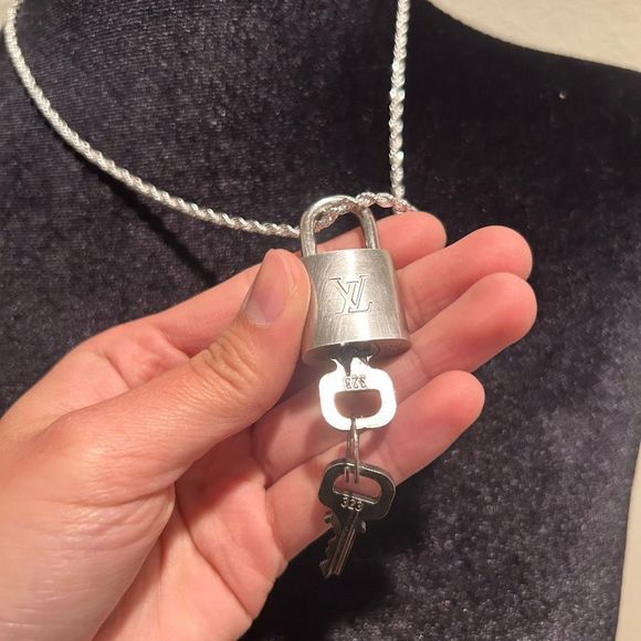 (Rare) Louis Vuitton #323 Lock and Key Silver with 925 Silver Chain 20” - Picture 3 of 11